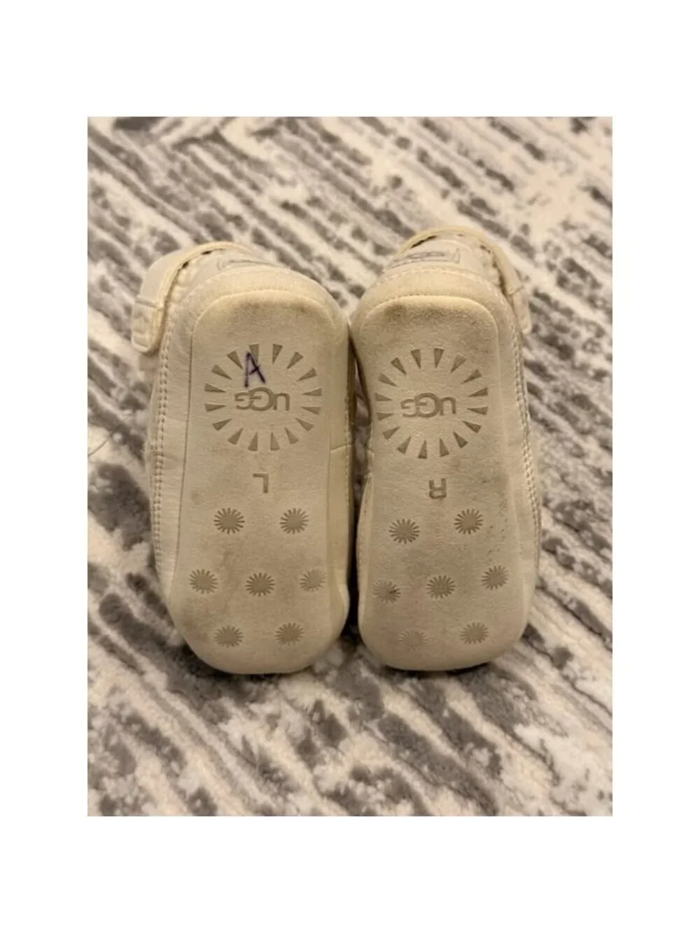 UGG Infant 4/5 12-18 months (UNISEX) Sklyar cream booties Style # 1143743I